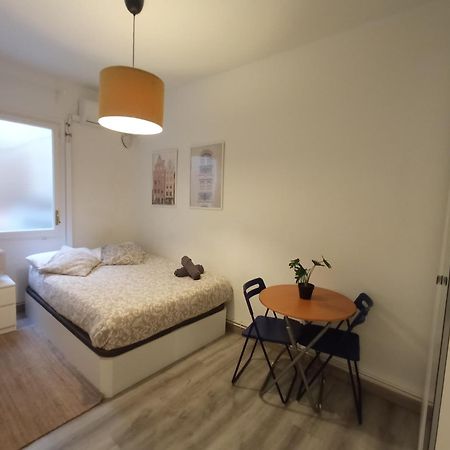 Private Rooms On Tamarit Street 바르셀로나 외부 사진